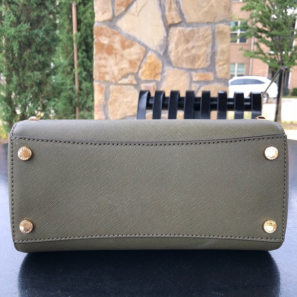 Michael Kors Ciara Med Messenger + Card Key Holder - Picture 4 of 8